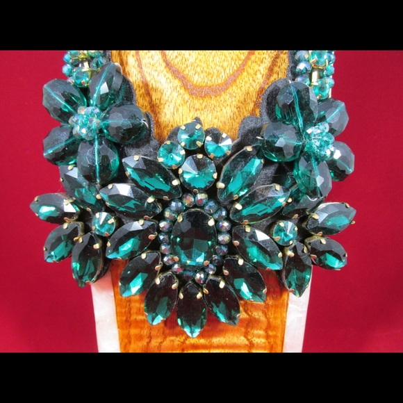 GLAMOROUS Chunky Green Rhinestone Ribbon Necklace - Picture 4 of 6